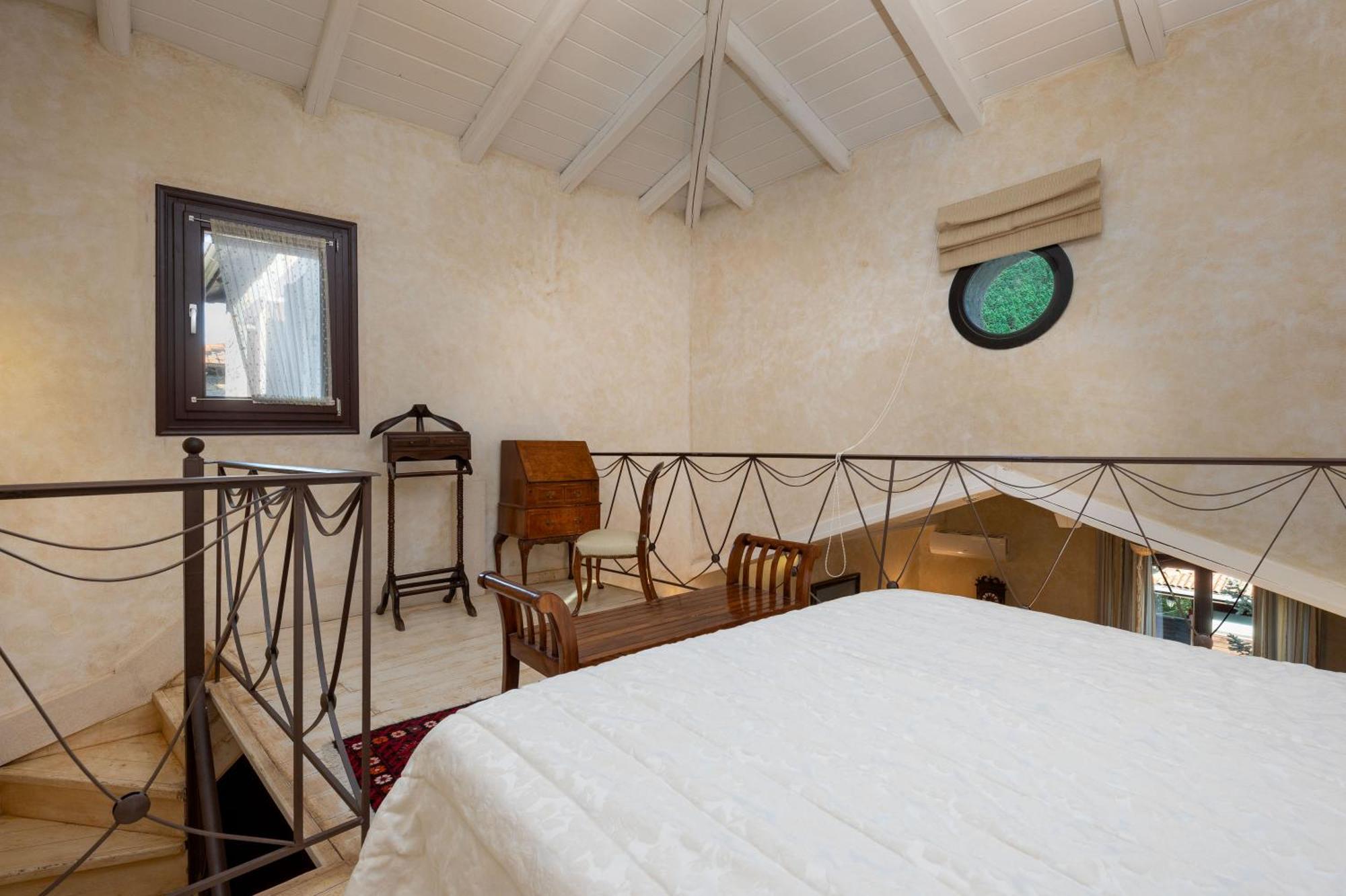 Ostra Menalon Luxury Suites Kardharás Room photo