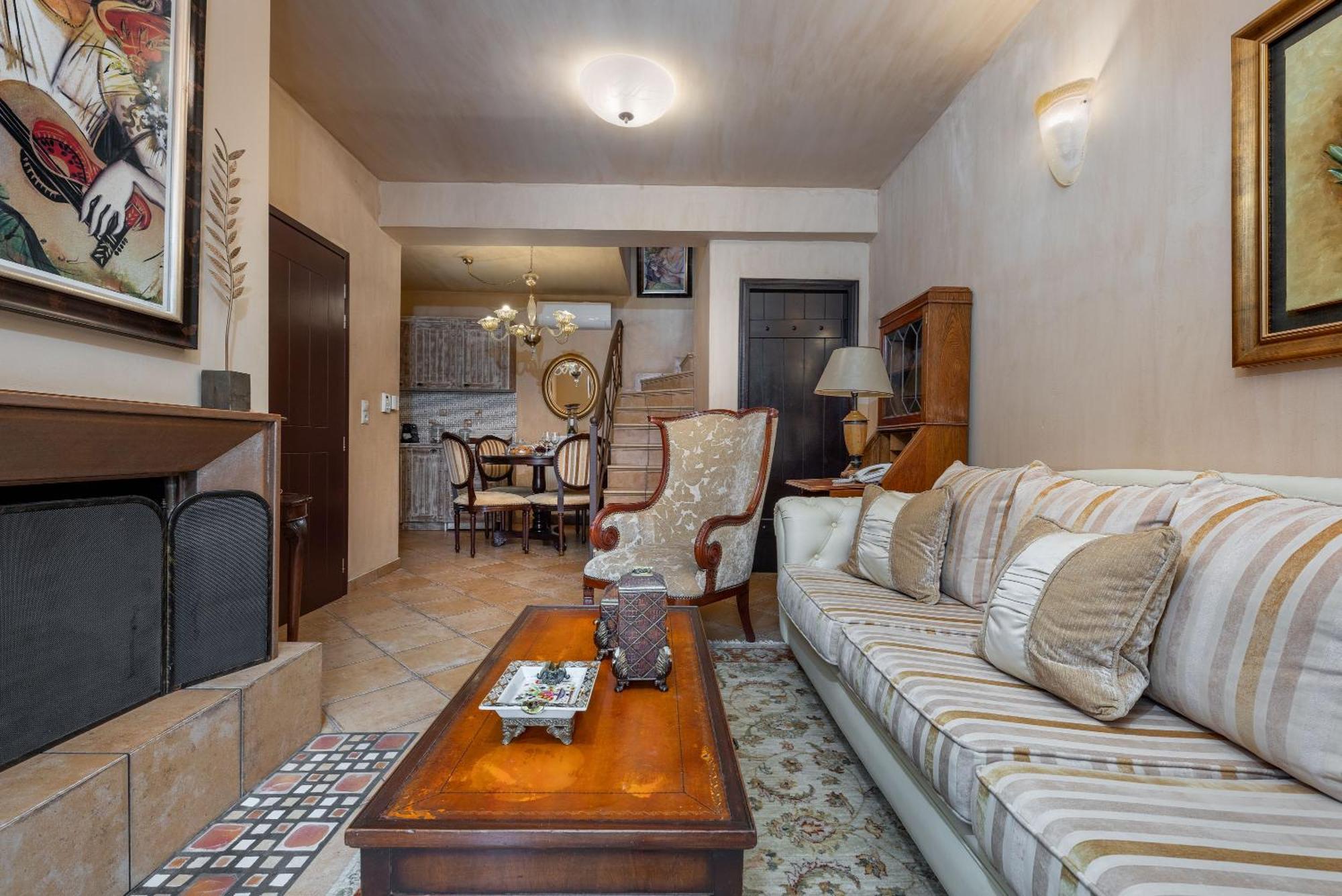 Ostra Menalon Luxury Suites Kardharás Room photo